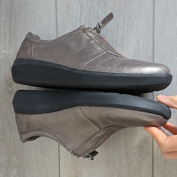 Clarks Collection Women Metallic Slip-On Shoes with Zipper Cushio Feel Sz 9M - Picture 9 of 12